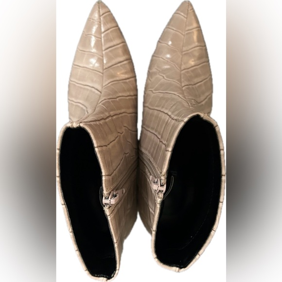 kitten heel ankle boots Size 8 fit like 7.5 Faux Alligator pattern. Light pink - Picture 4 of 8